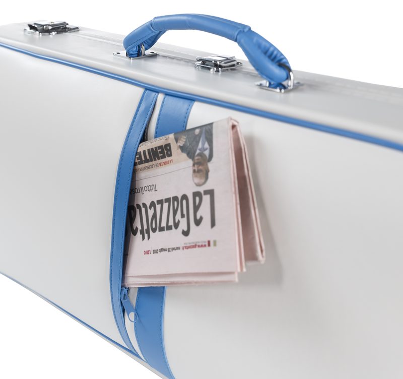 Zeitung steckt im Außenfach des Koffers