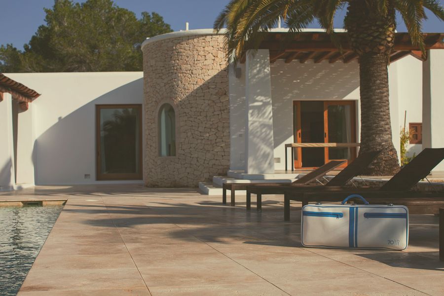 Tenniskoffer Jim am Pool einer weiß getünchten Finca